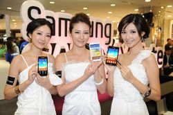 Pesona Ponsel Android di Tangan Wanita Jelita
