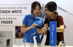 Pesona Ponsel Android di Tangan Wanita Jelita