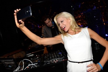 Seorang model menjepret dirinya sendiri dengan ponsel Samsung Galaxy. (kredit foto: getty images)