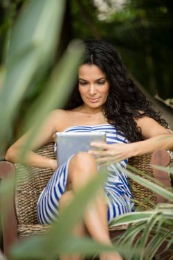 Cewek Seksi Makin Lengket dengan Gadget