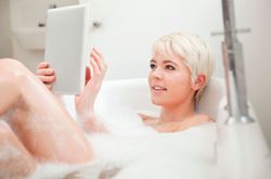 Cewek Seksi Makin Lengket dengan Gadget