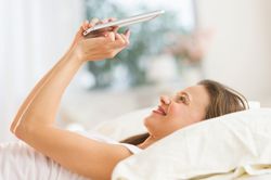 Cewek Seksi Makin Lengket dengan Gadget