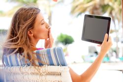 Cewek Seksi Makin Lengket dengan Gadget