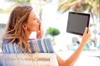 Hal ini karena gadget memilki berbagai fitur canggih seperti perekam suara, kamera, push e-mail, GPS, internet dan video chat. (kredit foto: Getty Images)