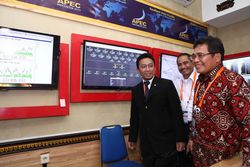 Menkominfo Sidak Ruang Perang Telkom di KTT APEC
