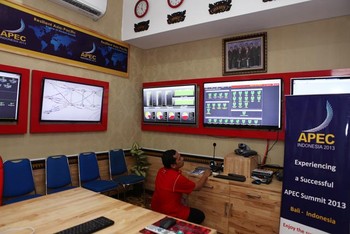 Selain Sentral Telkom, pengendalian dan monitoring infrastruktur ICT APEC juga dilakukan di Menara Multimedia Telkom, Jakarta dan Command Center kantor Telkomsel, Renon, Denpasar.