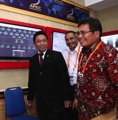 Menkominfo Sidak Ruang Perang Telkom di KTT APEC