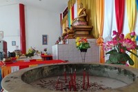 Suasana di dalam vihara jauh dari kebisingan, berada di sini benar-benar bisa membawa ketenangan. Musik meditasi mengalun di dalam vihara (Ropesta/detikTravel)