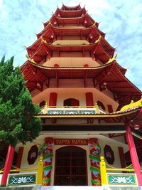 Vihara ini juga memiliki pagoda merah yang sangat cantik, kontras dengan birunya langit Sorong yang hanya ditutupi sedikit awan Ropesta/detikTravel)