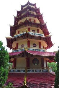 Pagoda viharanya pun cukup tinggi yakni sekitar tujuh tingkat. Di tiap jendelanya ada gambar bunga teratai warna merah jambu (Ropesta/detikTravel)