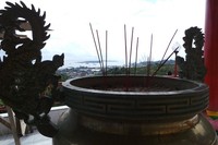 Di belakang vihara, Anda akan disuguhi pemandangan laut lepas nan biru. Vihara Buddha Jayanti memang terletak di puncak dan mungkin salah satu tempat tertinggi di Sorong (Ropesta/detikTravel)