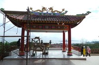 Di sini, dari teras depan Vihara, Anda bisa menatap langsung ke pelabuhan Sorong. Suguhan pemandangannya akan lebih yahud jika Anda datang menjelang matahari terbenam (Ropesta/detikTravel)