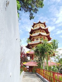 Di vihara ini Anda bisa menikmati sepi atau sekedar mencari inspirasi. Untuk masuk ke dalam bangunan yang didirikan tahun 1984 ini Anda tak dipungut biaya (Ropesta/detikTravel)