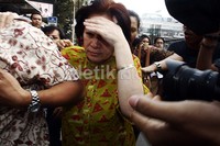 Ratu Rita menutupi wajahnya saat keluar gedung KPK, Jakarta. Lamhot Aritonang/detikFoto.