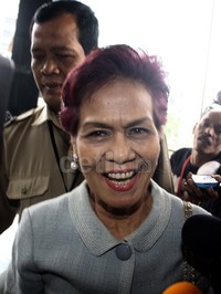 Miranda telah tiba di gedung KPK sekitar pukul 10.40 WIB. Mengenakan baju abu-abu Miranda yang juga terdakwa kasus cek pelawat itu mengaku tak tahu materi pemeriksaannya. Lamhot Aritonang/detikFoto.