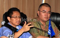 Ketua Fraksi PAN Tjatur Sapto Edy memberikan penjelasan.