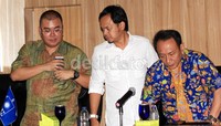     Dalam jumpa pers itu, Ketua DPP PAN, Bara Hasibuan (kiri) mengatakan, dengan tertangkapnya ketua MK maka Indonesia berada pada status Darurat Korupsi.