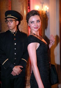 Miranda Kerr tiba di lokasi acara.  AFP PHOTO/Franck Fife.     
