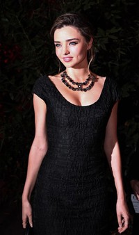 Model dengan tinggi badan 175 cm ini melengkapi penampilannya dengan aksesori kalung. AFP PHOTO/Franck Fife.