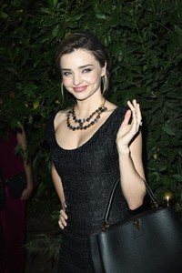 Miranda Kerr melambaikan tangannya. Julien M. Hekimian/Getty Images.     
