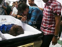 Penyanyi Ello tak bisa menutupi kesedihannya ditinggal sang ibunda.