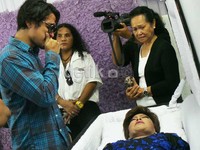 Berdiri di samping jenazah ibunda, Ello langsung menangis terisak.
