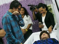 Sesekali Ello menyeka air matanya.