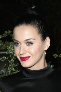 Lipstik merah membuat Katy semakin mempesona. Julien M. Hekimian/Getty Images.