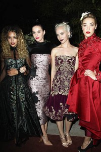 Katy berpose bersama Mia Morreti dan Caitlin Moe. Julien M. Hekimian/Getty Images.