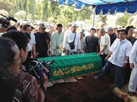 Sebelumnya, Chaerul Umam terlebih dahulu disalatkan di kantor pusat PP Muhamadiyah di Jalan Menteng Raya usai salat Jumat.
