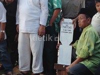 Sutradara Chaerul Umam menghembuskan nafas terakhirnya pada usia 70 tahun di RS Pondok Kopi, Jakarta Timur, Kamis (3/10/2013).