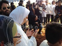 Sang istri, Nunu terlihat nampak ikhlas dan tabah menghantarkan sang suami.