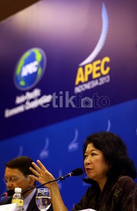 Menparekraf Mari Elka Pangestu memberikan penjelasan.