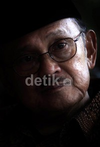 'Saya mulai dengan 20 orang. 50 tahun kemerdekaan itu bukan dongeng, kapal bisa terbang. Waktu kapalnya terbang, industri dirgantara ada 16 ribu orang, industri strategis 48 ribu orang, turn over US$ 10 billion. Punyanya Habibie nol,' kata Habibie.