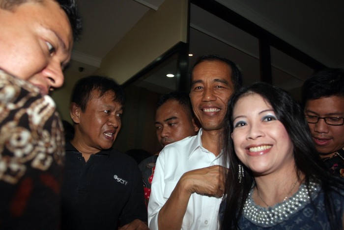 Terbang ke Makassar Resmikan Kantor Bank DKI, Jokowi: Tak Ada Survai-survei