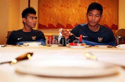 Sejumlah pemain pun menikmati makan siang yang telah disediakan oleh pihak hotel, sebelum mereka melakukan istirahat jelang sesi latihan saat malam hari.