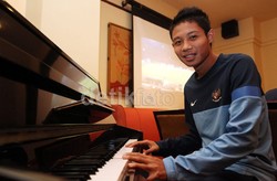 Evan Dimas tengah bermain piano, sebelum menikmati makanan.