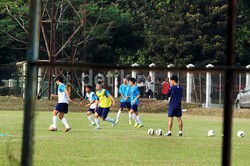 Mereka berlatih dengan serius.
