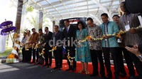 Kegiatan tersebut ditandai dengan pemotongan pita tepat di depan bus berbahan bakar bio diesel dari minyak kelapa sawit.