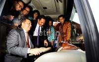 Mereka sempat menjajal bus tersebut.