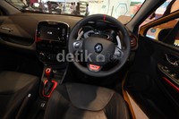 Dengan mesin yang relatif kecil namun dahsyat ini, Clio RS sanggup berlari dalam 6,9 detik untuk 0-100 km/jam.