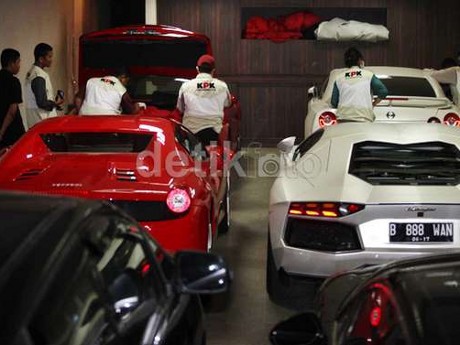 Isi Garasi Senilai Puluhan Miliar di Rumah Adik Gubernur Atut