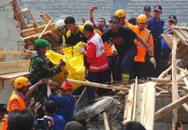 Shinta Terkubur Reruntuhan dalam Posisi Mencium Lutut