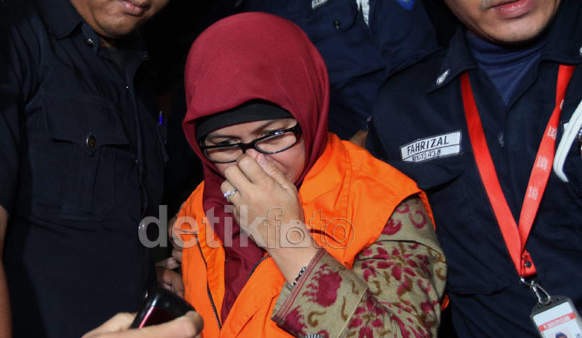 Keluar KPK, Susi Tutup Rapat Mukanya dengan Kerudung