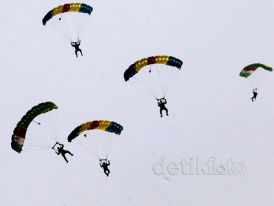Berbagai Atraksi Ramaikan HUT TNI