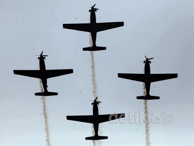 Pesawat Tempur TNI Unjuk Kebolehan