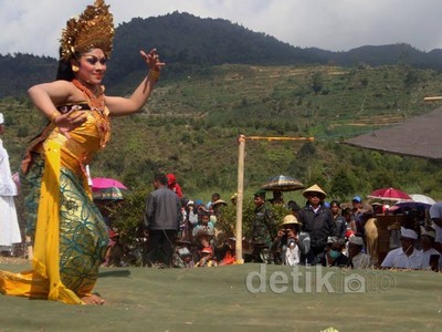 Warga Bali Upacara Tawur Agung di Dieng