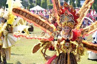 Tarian dari Solo Batik Carnival memeriah HUT TNI.