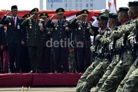 Gubernur Jateng, Pangdam IV Diponegoro, dan Kapolda Jateng memberi hormat kepada barisan defile.