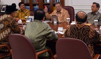 Rapat membahas masalah yang saat ini tengah dihadapi Mahkamah Konstitusi (MK) sehubungan dengan ditetapkannya Ketua MK Akil Mochtar oleh Komisi Pemberantasan Korupsi (KPK). Cahyo/Setpres.